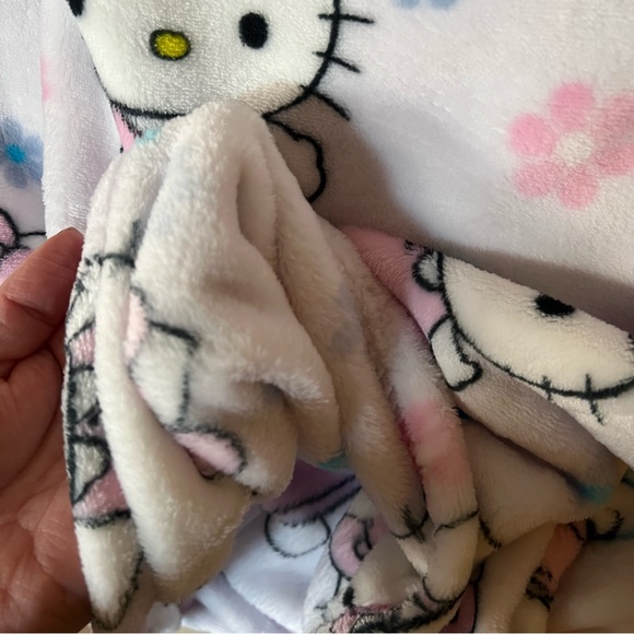Sanrio Hello Kitty Spring 2024 throw blanket - Picture 4 of 8